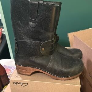 Sanita size 38 boots EUC removable band